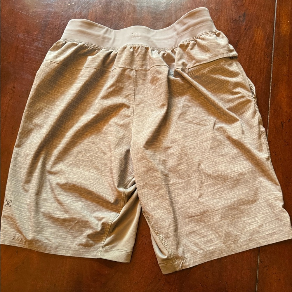 Lululemon Men’s size Small 7” liner-less Gray Short